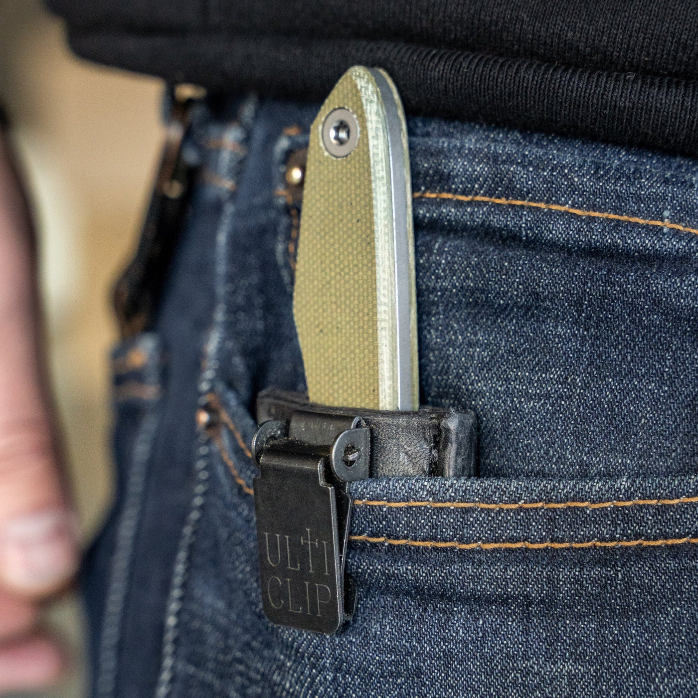 BIGiDESIGN-USA USA Lookout Fixed Blade knife clipped in blue jean pocket with black Ultra Clip sheath